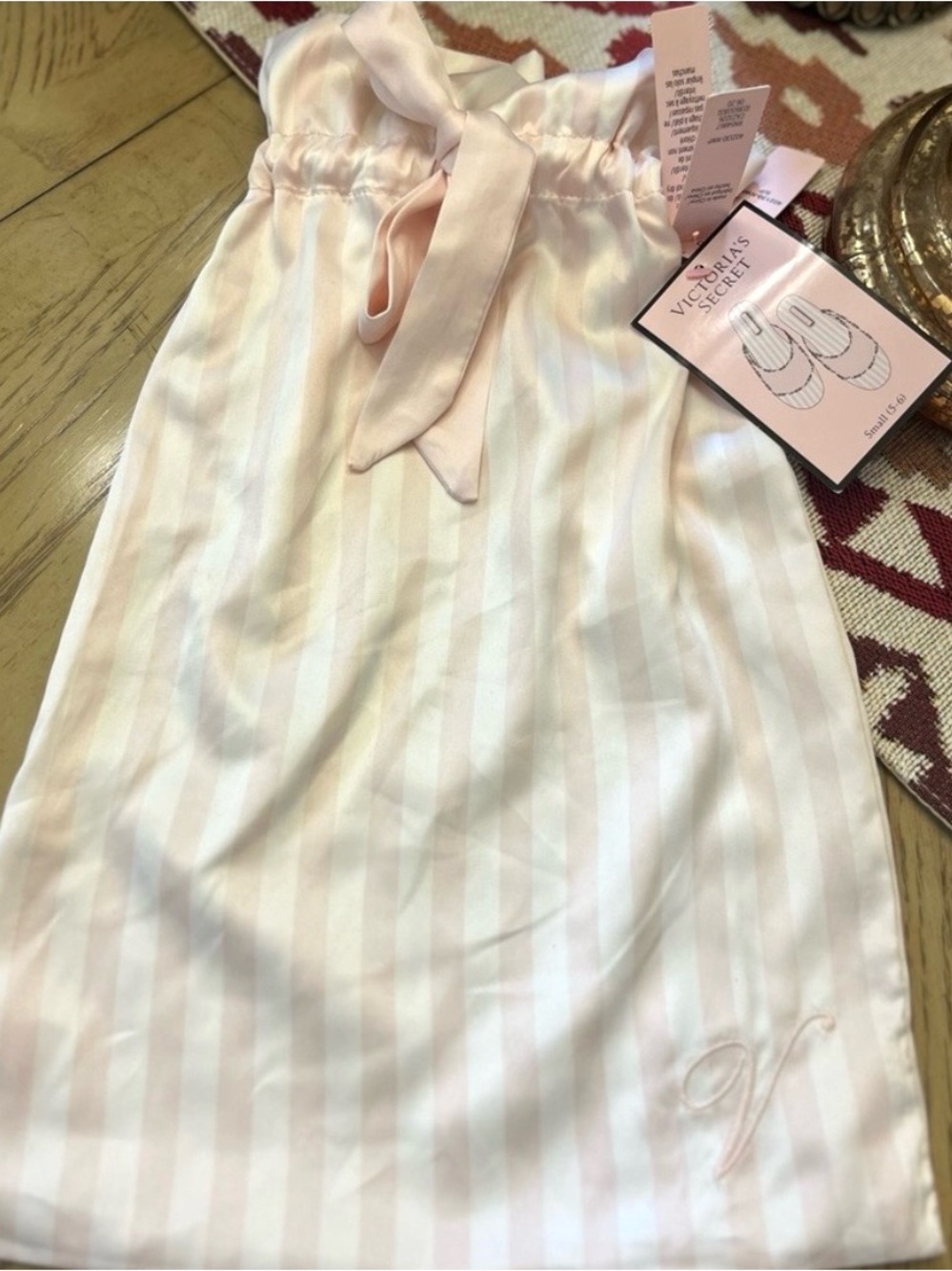 VICTORIA’S SECRET *NEW* Light Pink Striped Slippers with bag - Picture 13 of 13
